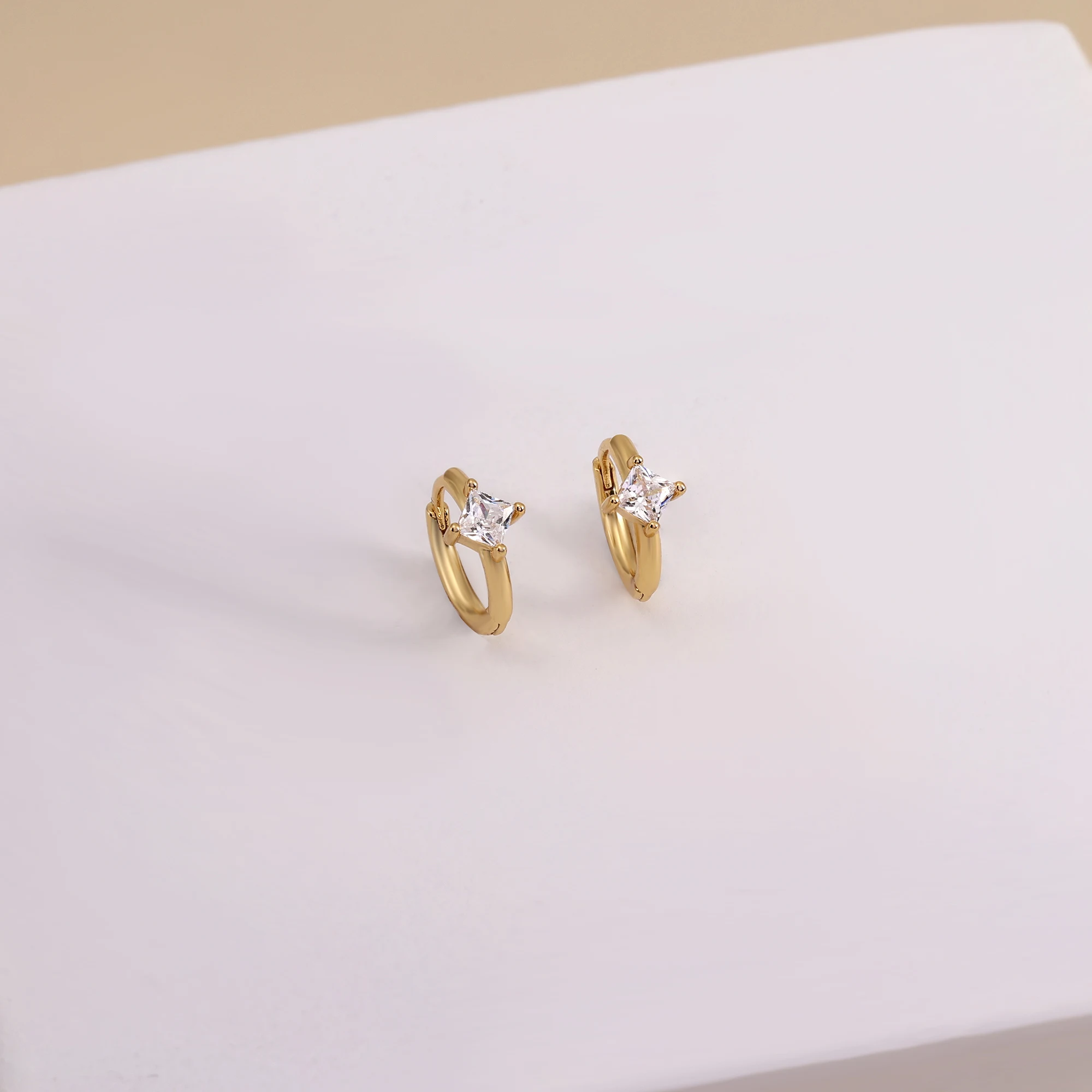 Aros Huggie de acero inoxidable para mujer, aretes pequeños y delicados de Color dorado clásico, joyería minimalista de estilo coreano, pendientes de para mamá: Color amarillo dorado claro