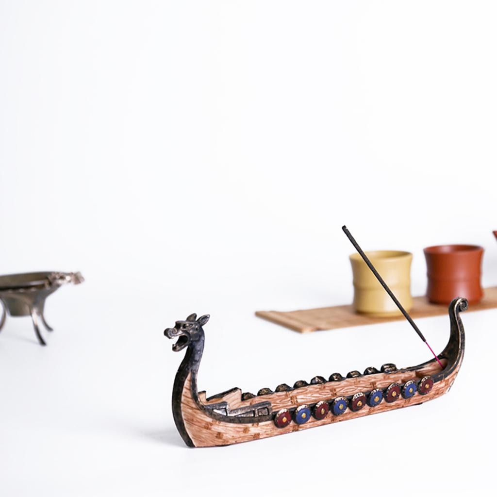 Hartsi lohikäärme viking -veneen koristeena festivaalin akvaarion koristeena