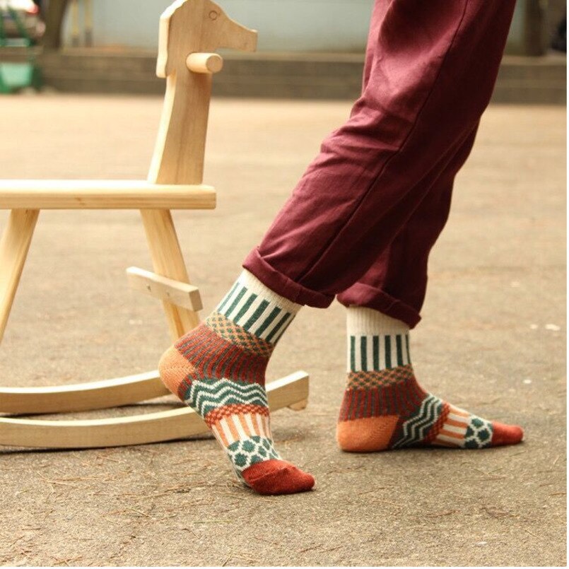 Bunte Druck Vertikale Gestreiften Welle Muster Socken Winter Weihnachten Lustige Verdickung Warme Wolle Koreanische Stil Frauen Kunst Socken