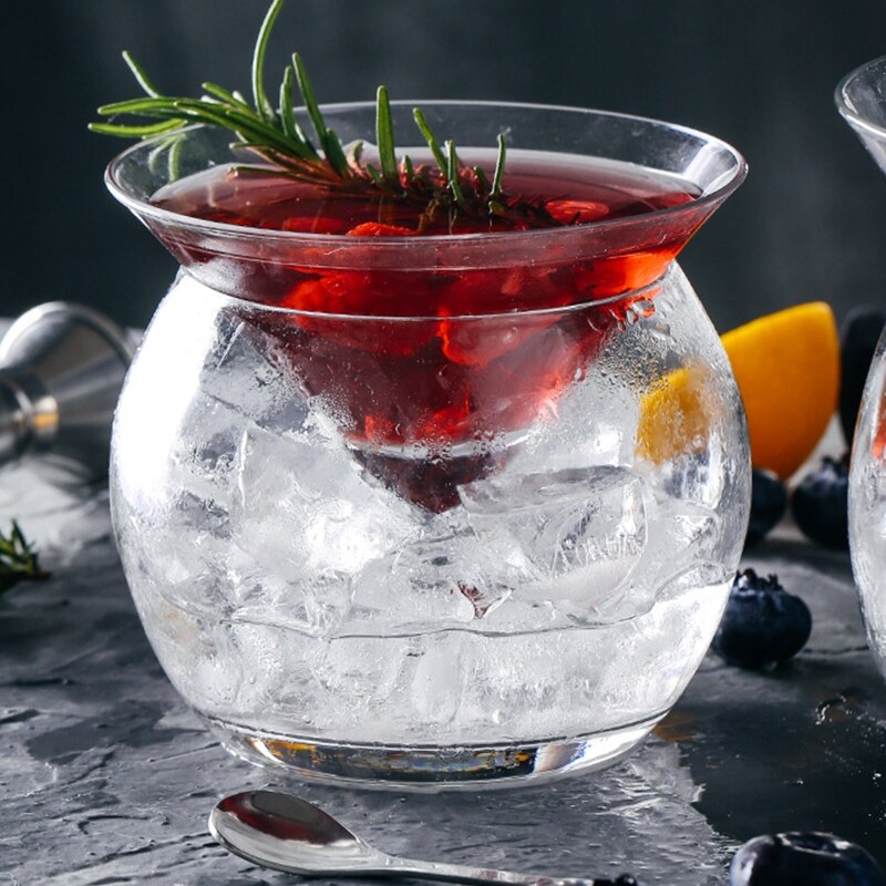 Moleculaire mixologie tussenlaag driehoek cocktail ijs kristal wijnglas kegel martini bolvormige set barman speciale drinkbeker