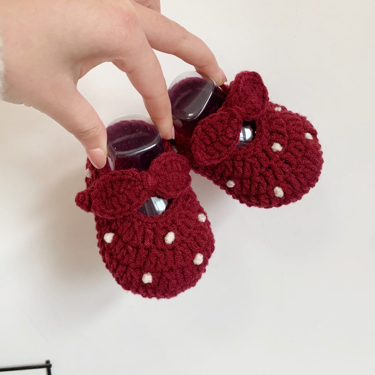 Original tissé à la main bébé chaussures mignon vin rouge à pois laine bébé chaussures 100 jours Banquet 0-6 mois fond souple
