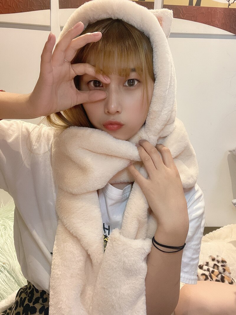 Höst/vinter tjejmössa med dubbel halsduk och handskar vit rosa hudton grå fritid ta bilder på en dejt