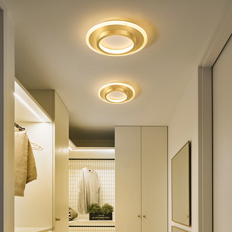 Nowoczesna lampa sufitowa doprowadziło robić korytarza, przedpokoju, na schody, robić przejścia, wejścia, na balkon, mały okrągły żyrandol robić salonu, jadalni, sypialni.