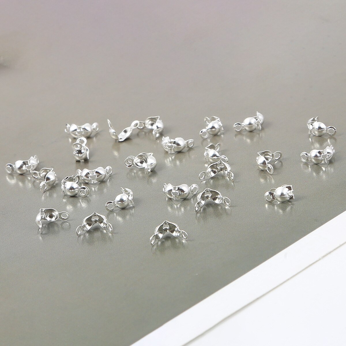 100 piezas de cubiertas de nudo de punta de cuentas, cubiertas de nudo plegables de concha de sujeción, cubiertas de nudo de punta de cuentas abiertas para fabricación de joyas, artesanías: Silver
