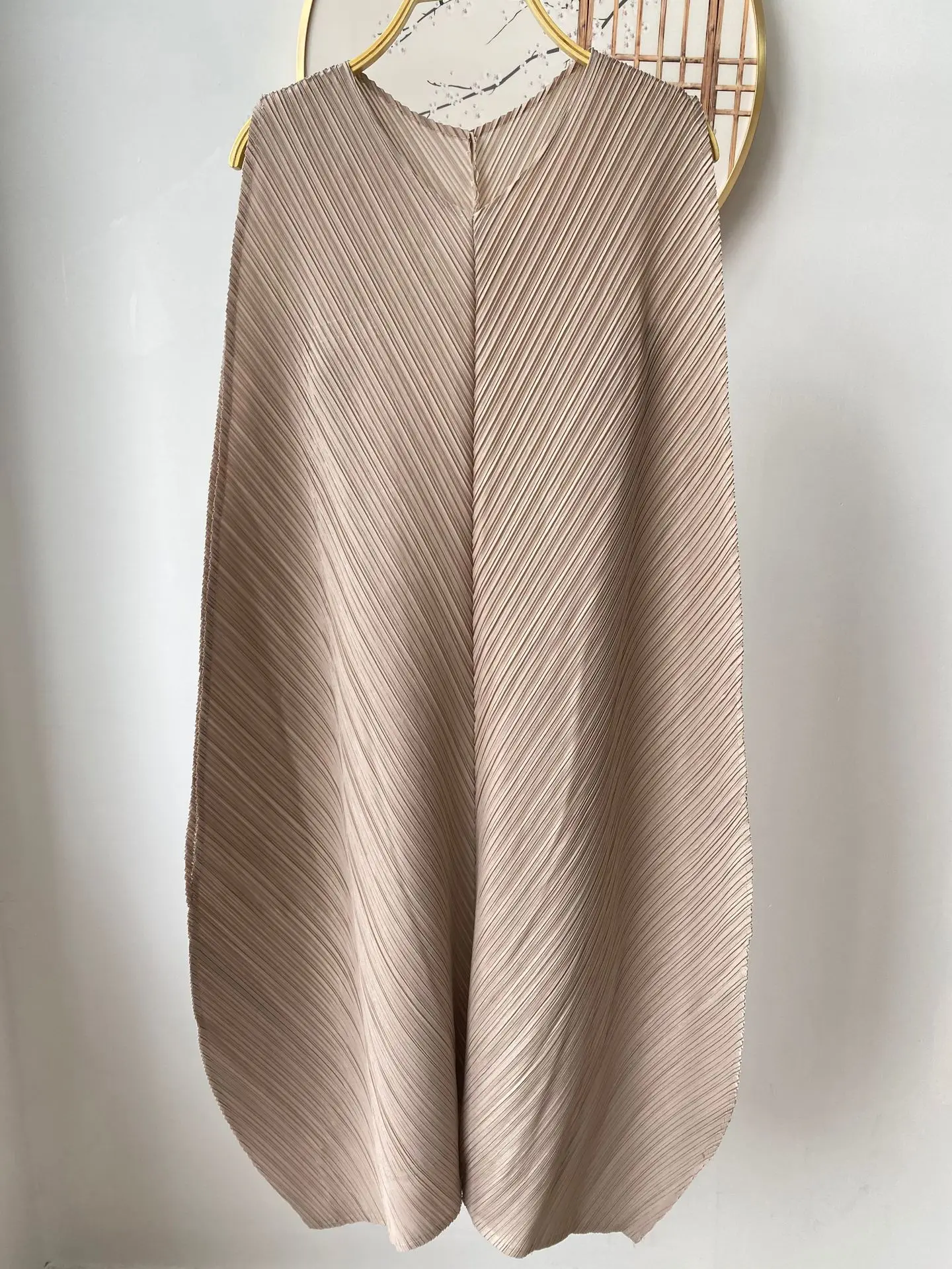 2025 Sommer Miyake Plissee Kleid Japanische Plus Größe Nische Lässig Stil verlieren Beiläufige Kleider Frauen Kleidung: Kakifarbig