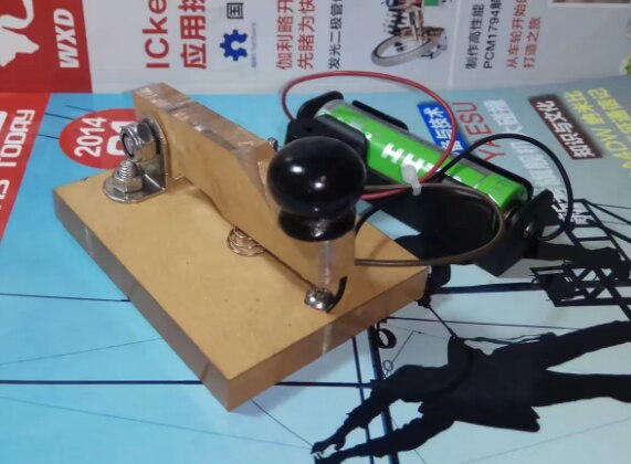 CW-ejercitador de código Morse, caja de batería con teclas cargadas, sonido de zumbador y flash
