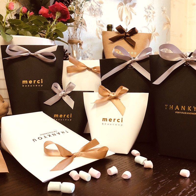 50 Stks/partij Zwart Wit Bronzing Franse "Merci" Papier Candy Bag Dank U Bonbondoos Pakket Bruiloft Verjaardag party Favor Tassen