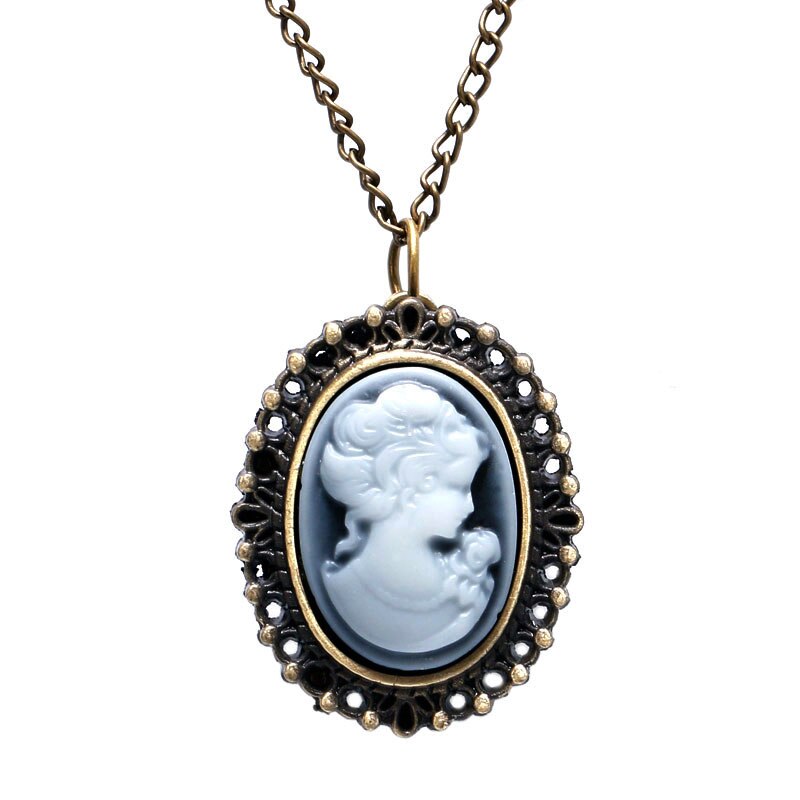 Kleine schattige ketting in de vorm van een dameshorloge met een klein kwartshangertje en een ketting voor dames en meisjes