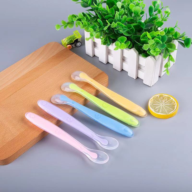 Cucchiaio da allenamento per rilevamento della temperatura del bambino cucchiaio di alimentazione in silicone sicuro con scatola cucchiaio pieghevole tasca utensili per bambini stoviglie per alimenti