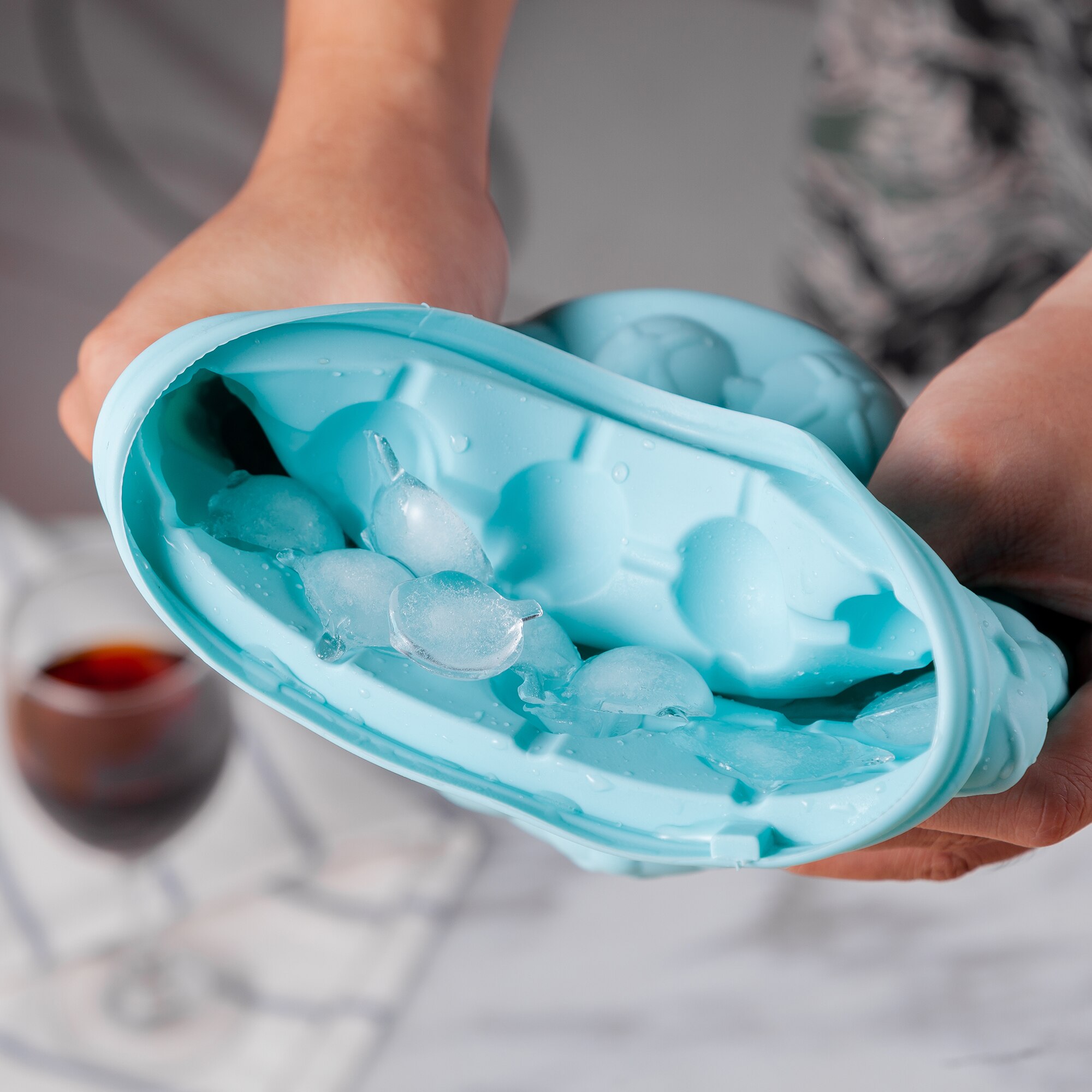 Ice Cube Mold Ice Trays Large Silicone Ice Bucket (2 in 1) Ice Cube Maker Round Portable For Whiskey，Cocktail, Beverages