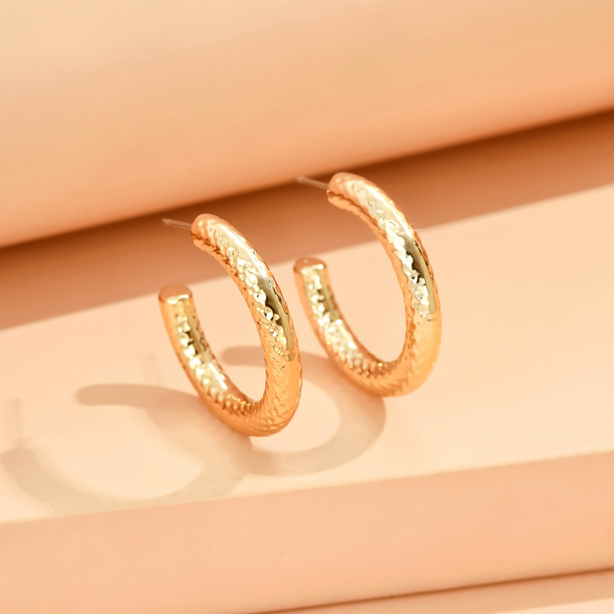 Pendientes geométricos irregulares de Color metálico para mujer, aretes con personalidad de estilo minimalista, de joyería 2024: Color oro puro