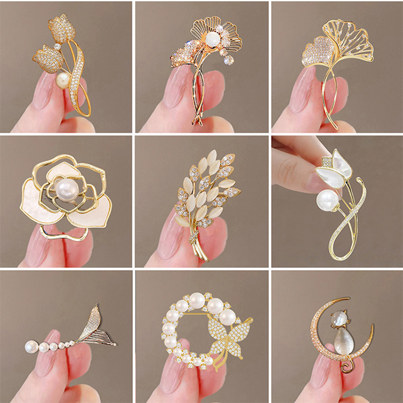 Broches de diamantes de imitación de mariposa y perlas a la para mujer, alfileres de ropa fijos de Metal elegantes, joyería diaria de alta gama al por mayor