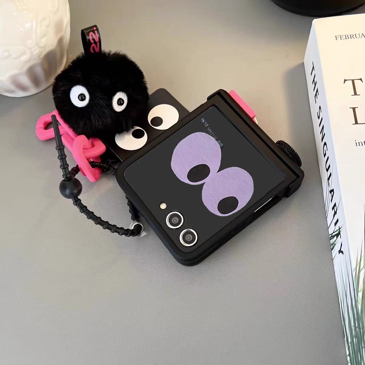 Leuke Zwarte Kolen Bal Pluche Armband Telefoon Case voor Motorola Moto Razr 40 ultra Razr 60 50 Razr 2023 2024 Scharnier beschermhoes