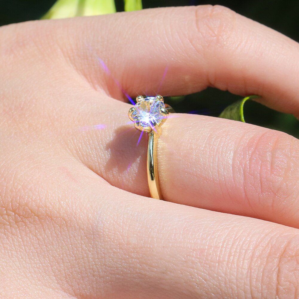 Huitan-anillos de boda clásicos con forma de flor de Color dorado, Circonia cúbica transparente, piedra, anillo de compromiso romántico para mujer