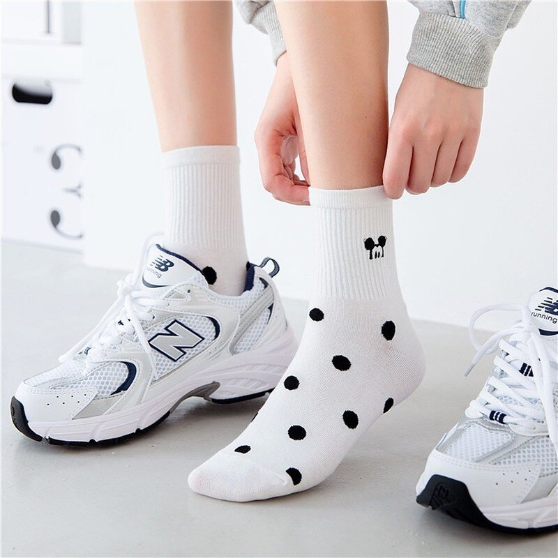 Jesienne i zimowe nowe bawełniane skarpetki studenckie, czarno-białe skarpety kreskówkowe myszy. Skarpetki damskie w paski Harajuku