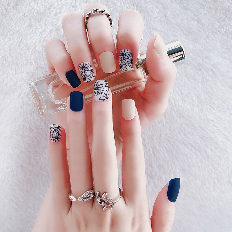 Mode 24 Pcs Korte Volledige Dekking Valse Nagels Met Lijm Bloem Patroon Ontwerpen Blue Matte Acryl Nep Nagels Eenvoudige Faux ongles: Default Title