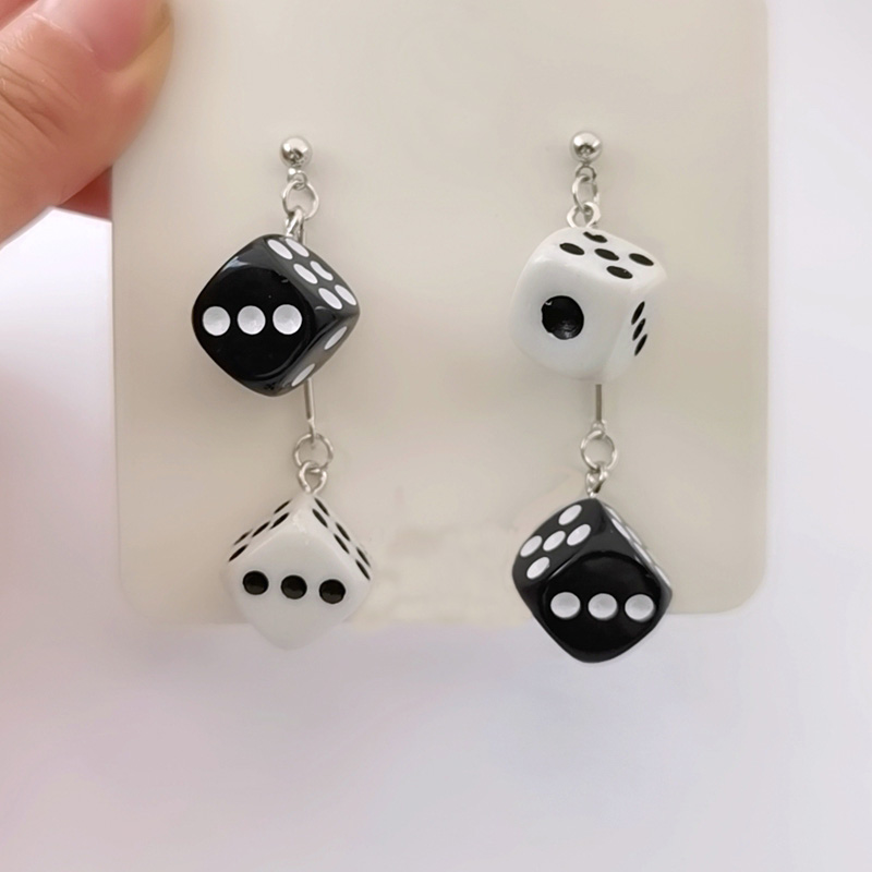Pendientes de dados blancos y negros, diminutos dados colgantes, pendientes colgantes de dados de la suerte, de póker, pendientes de buena suerte con tema de Casino: black-White
