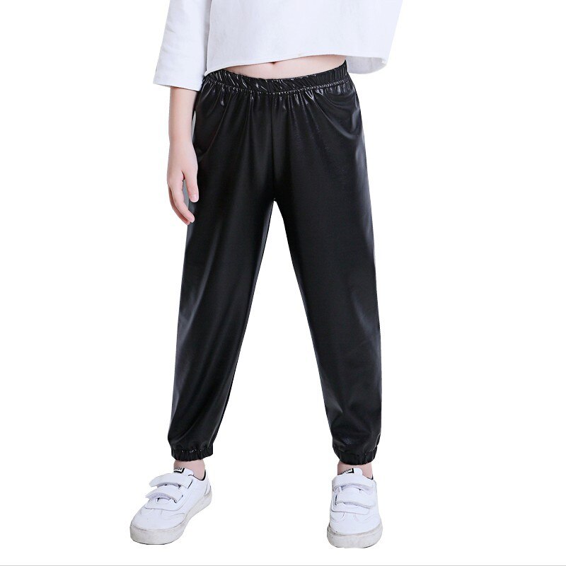 Del bambino del bambino del bambino del bambino della ragazza black stretch in pelle artificiale close-lato di modo allentato pantaloni