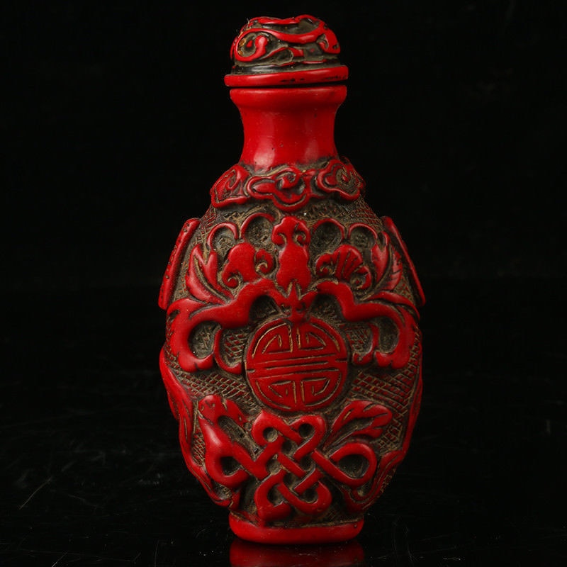 PRACHTIGE CHINA RED CORAL RESIN HAND GESNEDEN PATROON SNUFF FLES