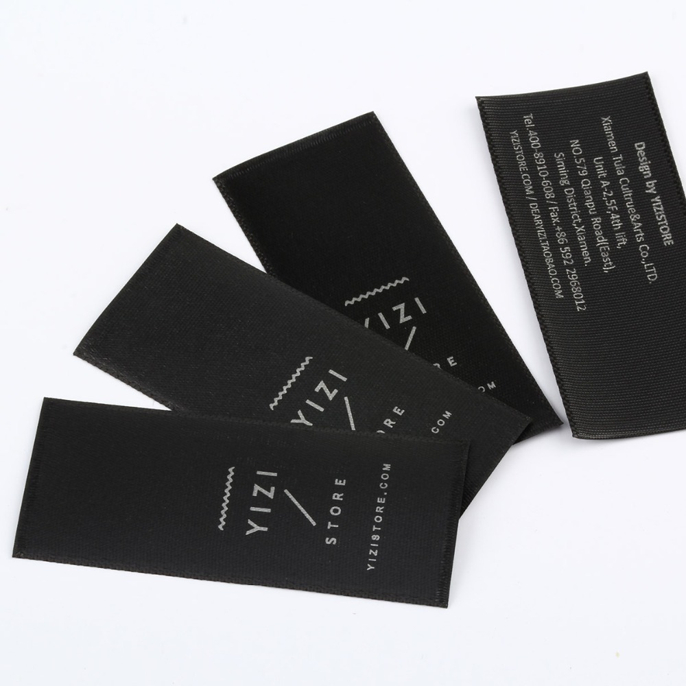 1000 stks Custom Kledingstuk Zorg Etiketten Zwarte Coth met Zilver Afdrukken Wassen Label voor Kleding