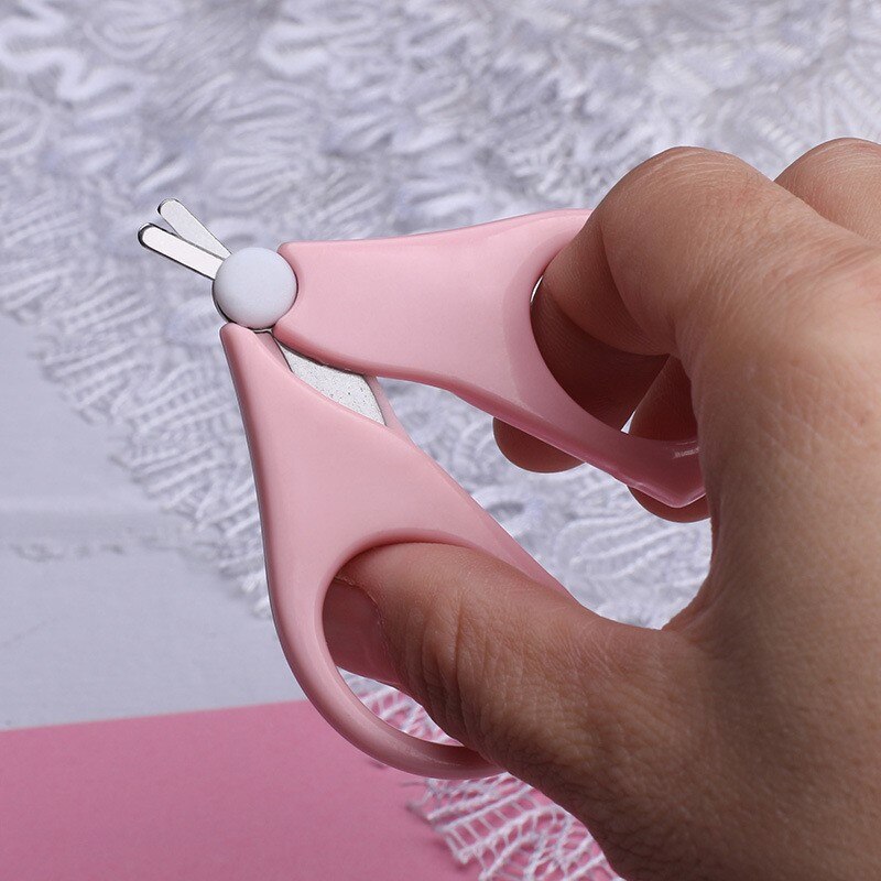 Mignon pratique sécurité coupe-ongles ciseaux Cutter pour -né quotidien bébé ongles coquille cisaillement manucure outil bébé ongles ciseaux