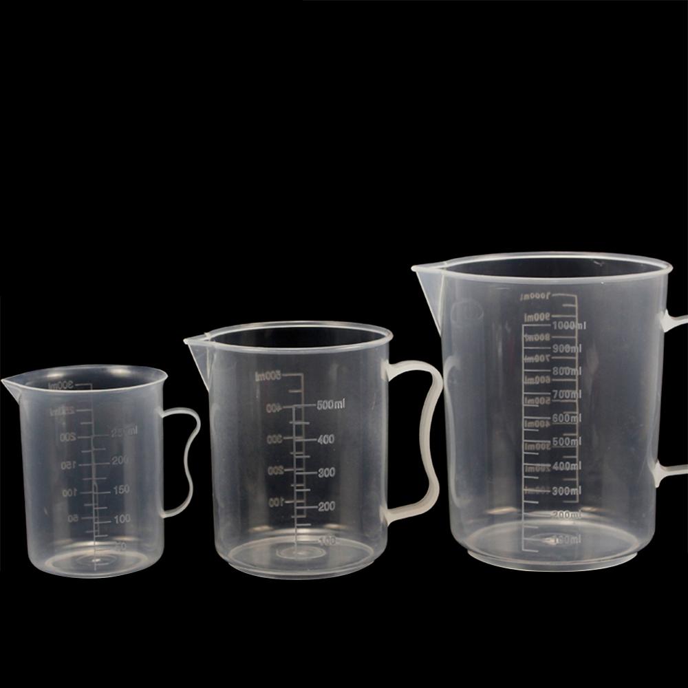5 stk graderte sylindre i plast og 5 stk plastbegre  m17f
