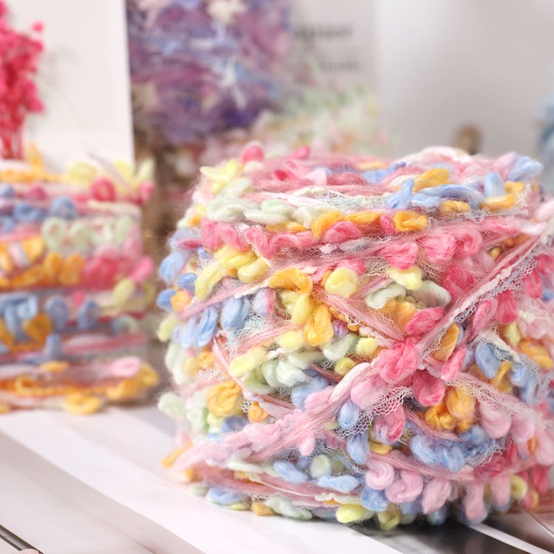 Handgemengd garen, kenmerkend fantasiegaren, handgemaakt doe-het-zelf garen met kleurverloop, wollen bol, haaknaald, grote cirkel, garensegment, geverfde grove wol