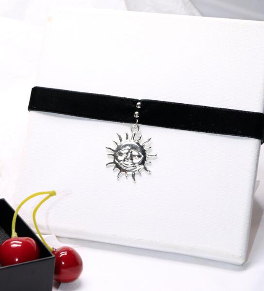 Vintage Vrouwen Gothic Leon De Mathilda Ketting Meisjes Zwarte Fluwelen Lint Retro Zon Vormige Choker Ketting: 3