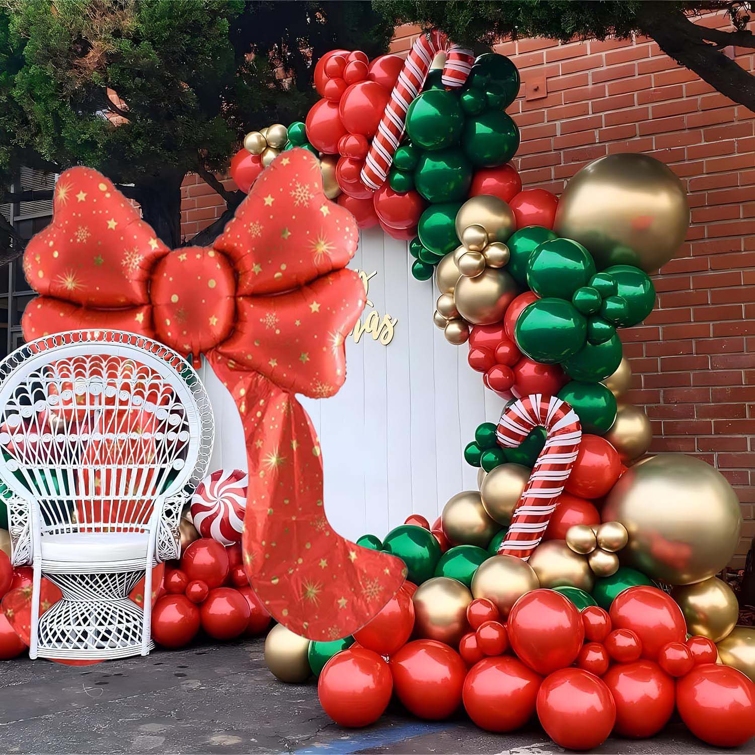 Set de decoración navideña y de Año , globos de látex rojos, verdes y dorados para un feliz Navidad y Año .