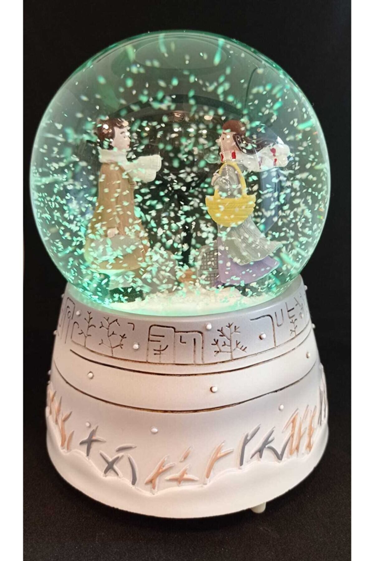 Automatic Spray Frozen Winter&#39;s Tale Snow Globe Decorative Balls Products Snow Globes with Illuminated Music Snow Balls
