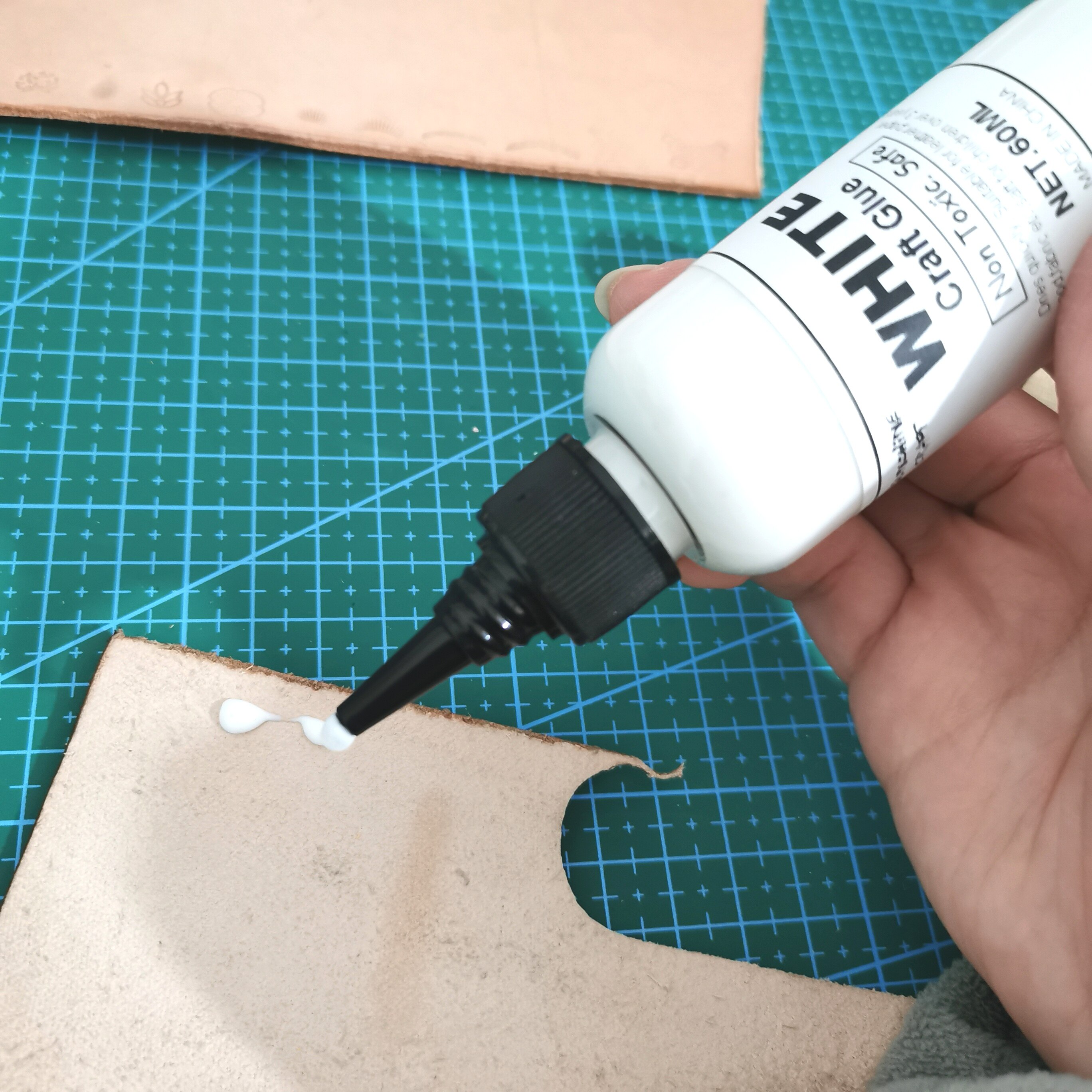 60ML/bottle Quick-drying Adhesive Strong Bond Fast Leather White craft glue Latex wood paper Repair DIY leather craft cement