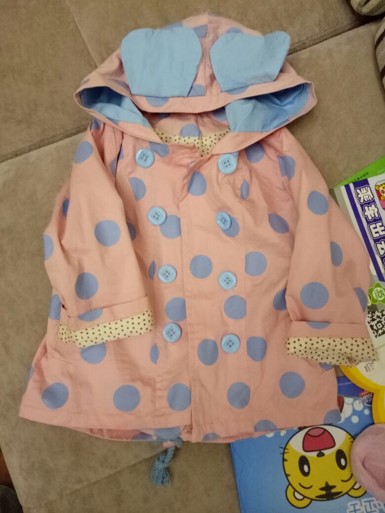 Meisje dot trenchcoat