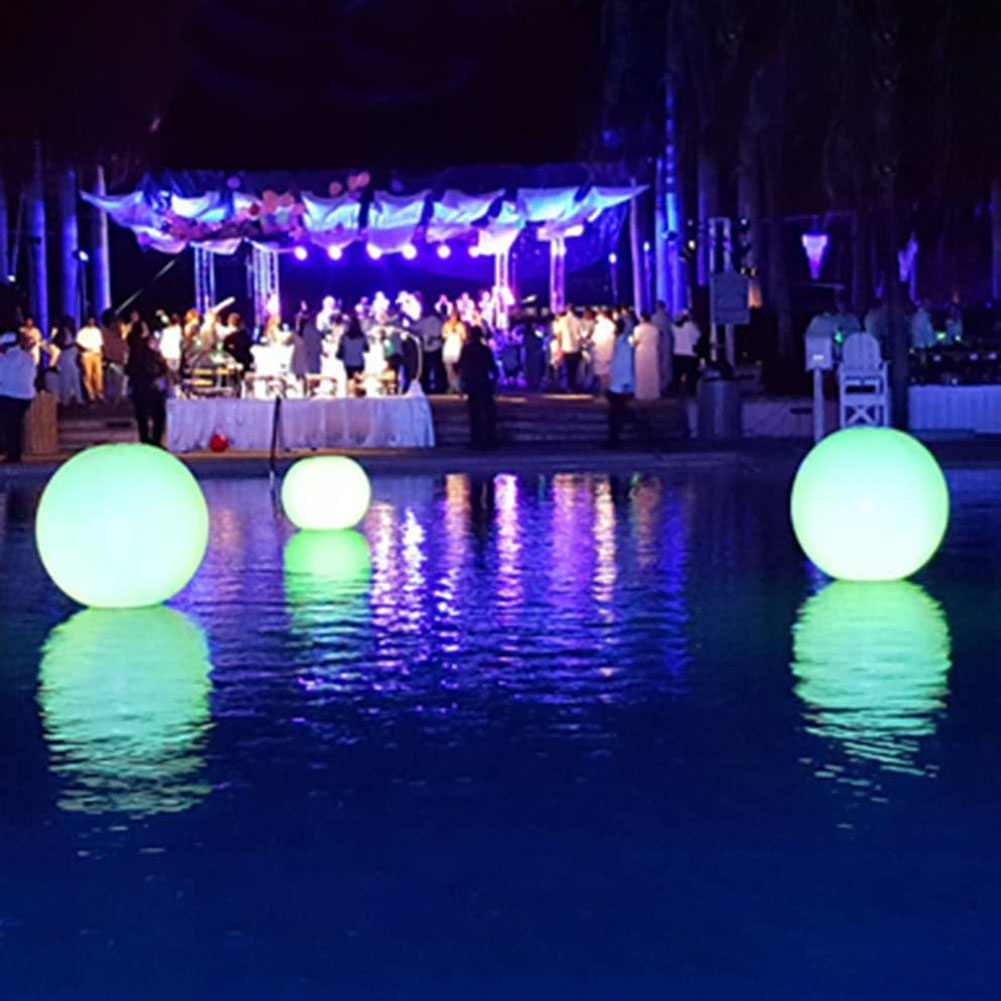 Juguetes alimentados por batería de 4 modos para luz con control remoto cambio de Color Halloween impermeable casa piscina inflable con led pelota de playa
