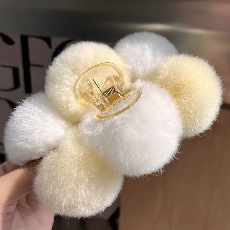 Nueva bola de pelo de conejo lontra, Clip Extra grande, serie de felpa de invierno, Clip de cangrejo moderno y versátil, accesorios para el cabello para mujer: Gris