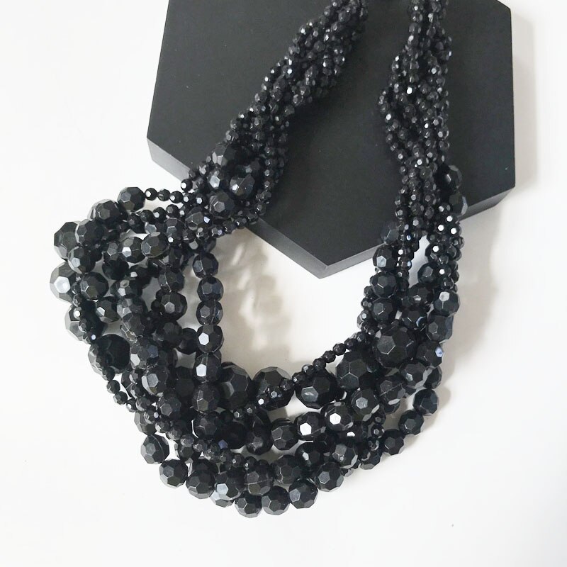 Gult mörkrött flätat halsband med akrylpärlor: Imiterad rodiumpläterad