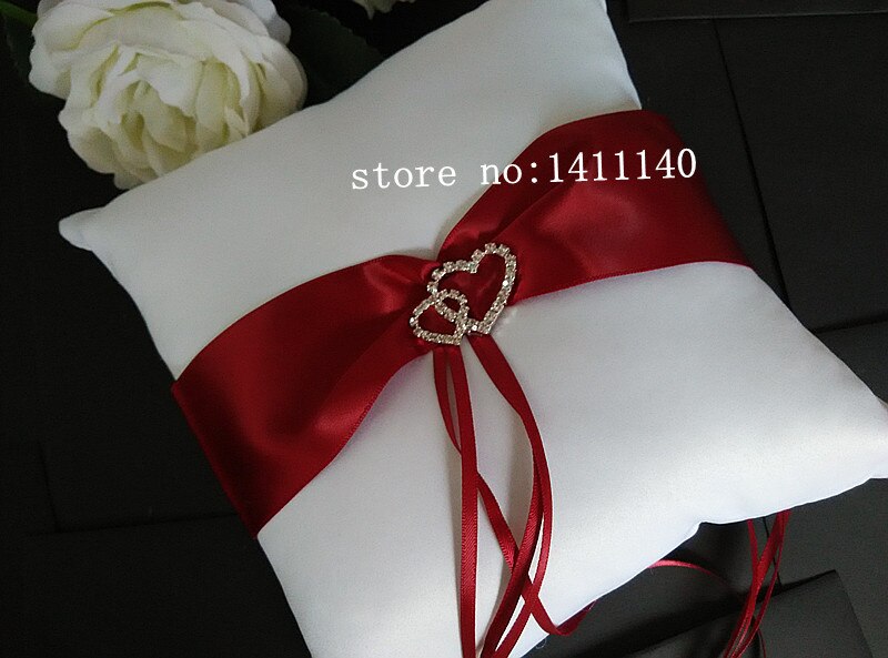 Dubbel diamant hjärta vigselring kudde dekorerad med rött band bröllop favörer