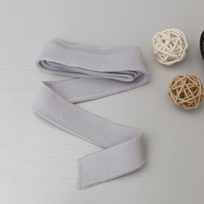 2cm brede, ensfargede, myke, ribbede t-hals i mercerisert bomull, korte mansjetter, elastisk, trådet kant: Antikk sink