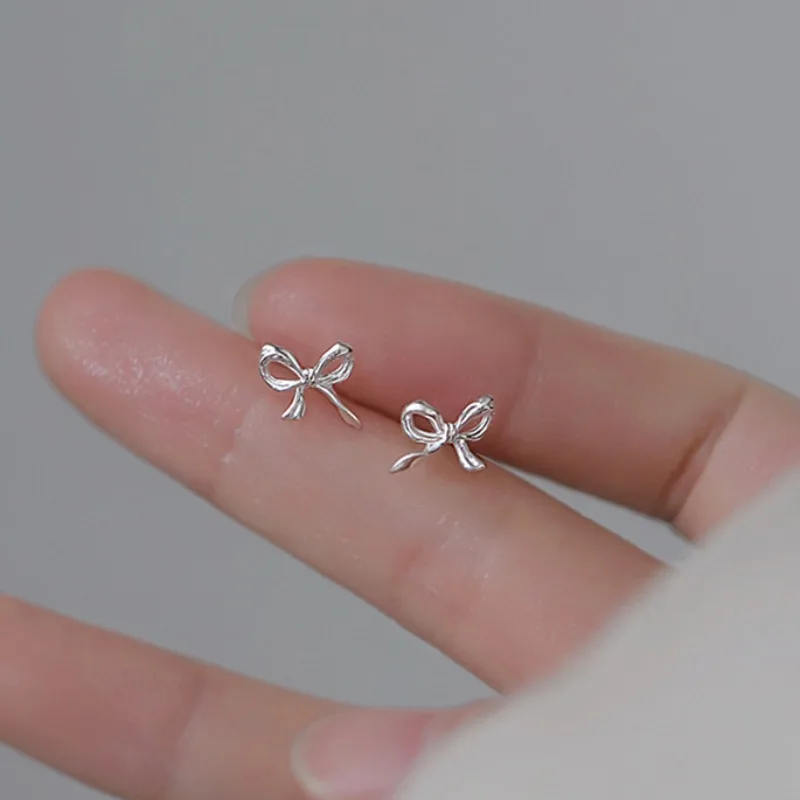 1 par søde, søde sløjfeøreringe til kvinder, koreanske sølvfarvede båndøreringe, enkle, minimalistiske ørepiercingsmykker: Default Title