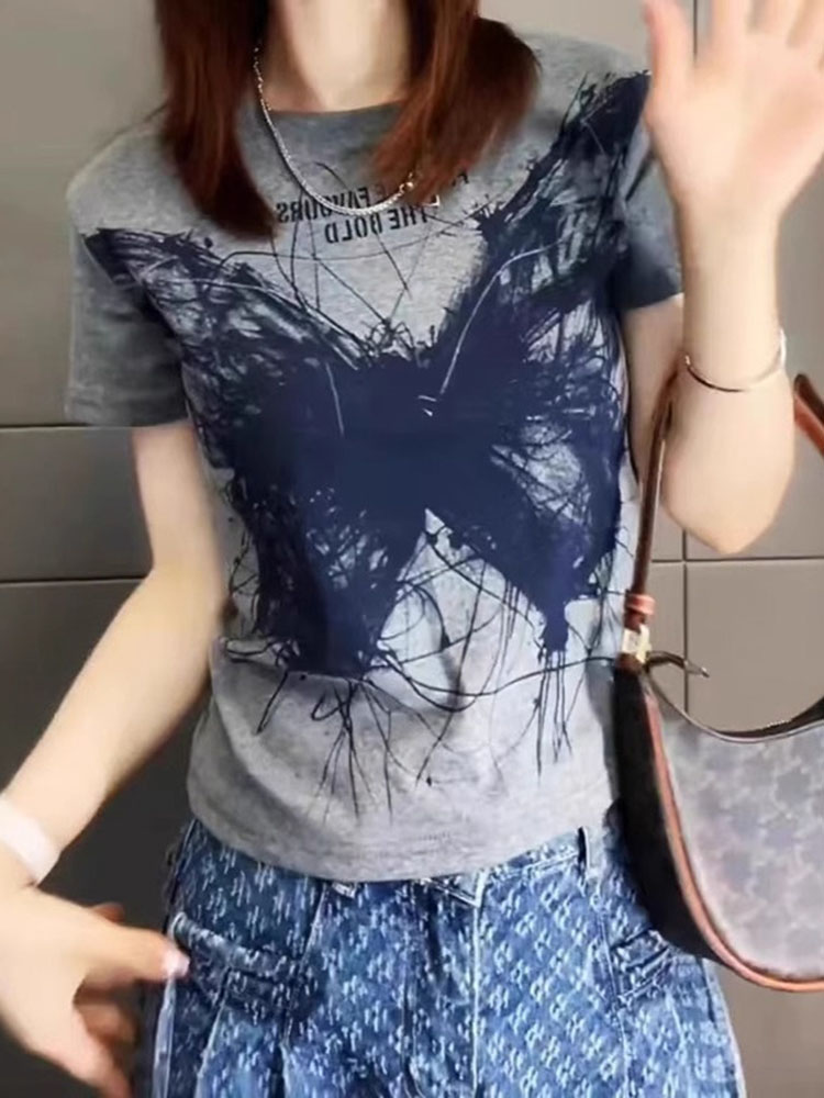 Avslappnad topp med åldersreducerande axelband, rund hals och fjärilstryck, löst bantande t-shirt med kort ärm.