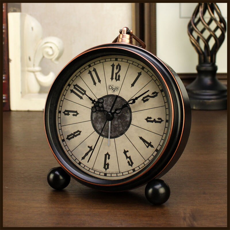 Small Retro Desk Clock Silent Metal Alarm Clock Bedroom Desktop Clock Roman Numerals Relogio Mesa Wrought Clocks AC50TC