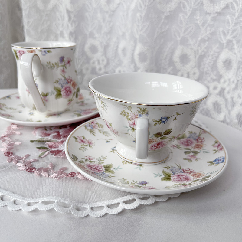 Klassieke koffiekop met schotel, afternoon tea dessertkop, engelse keramische koffiemok met camelia-stempelproces.