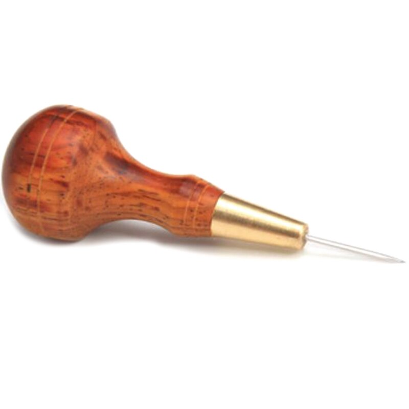 Tailleur coupant le cuir avec un bon manche en bois coupant l'artisanat du cuir: Brun