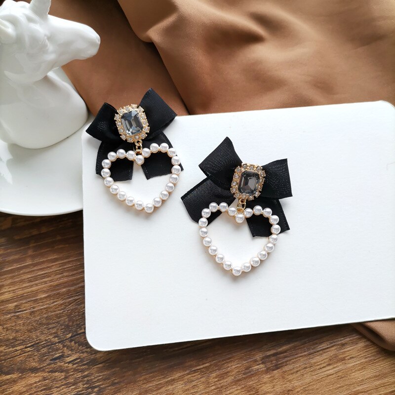 Temperamento coreano orecchini a Clip con fiocco in strass retrò BowKnot nero perle a forma di cuore Clip su orecchini senza foro per la festa delle donne