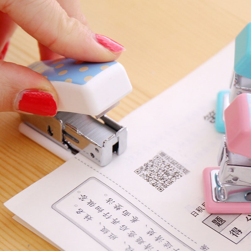 1 st Snoep Kleur Draagbare Mini Nietmachine Set met 640 Nietjes Bindend Boek Papier Kantoor School Binding Briefpapier Kleur Willekeurige