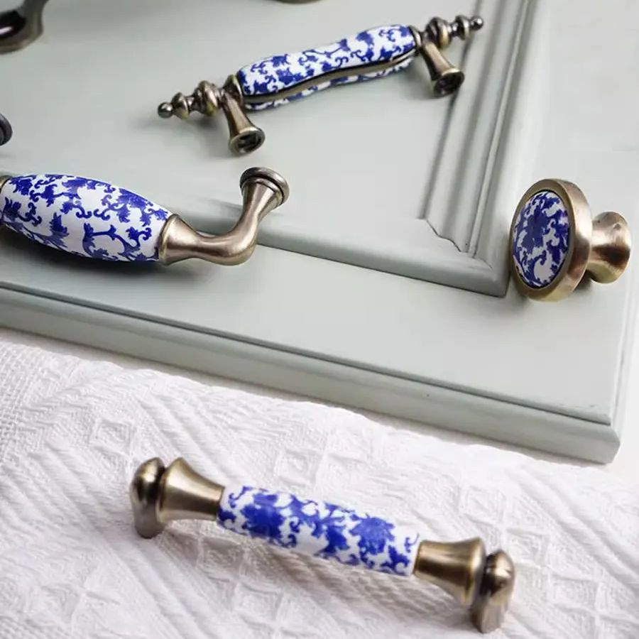 Tiradores de cerámica para armarios y cajones, pomos de puerta redondos con flores azules, tiradores de muebles Vintage, tiradores de armario de bronce antiguo