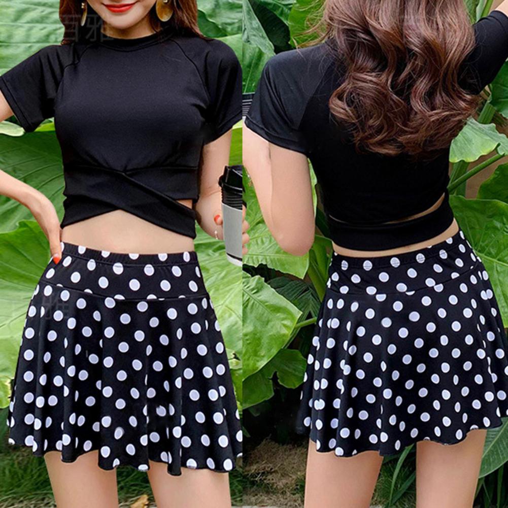 Ärmelloser, schulterfreier badeanzug mit hohem bund für den sommerurlaub