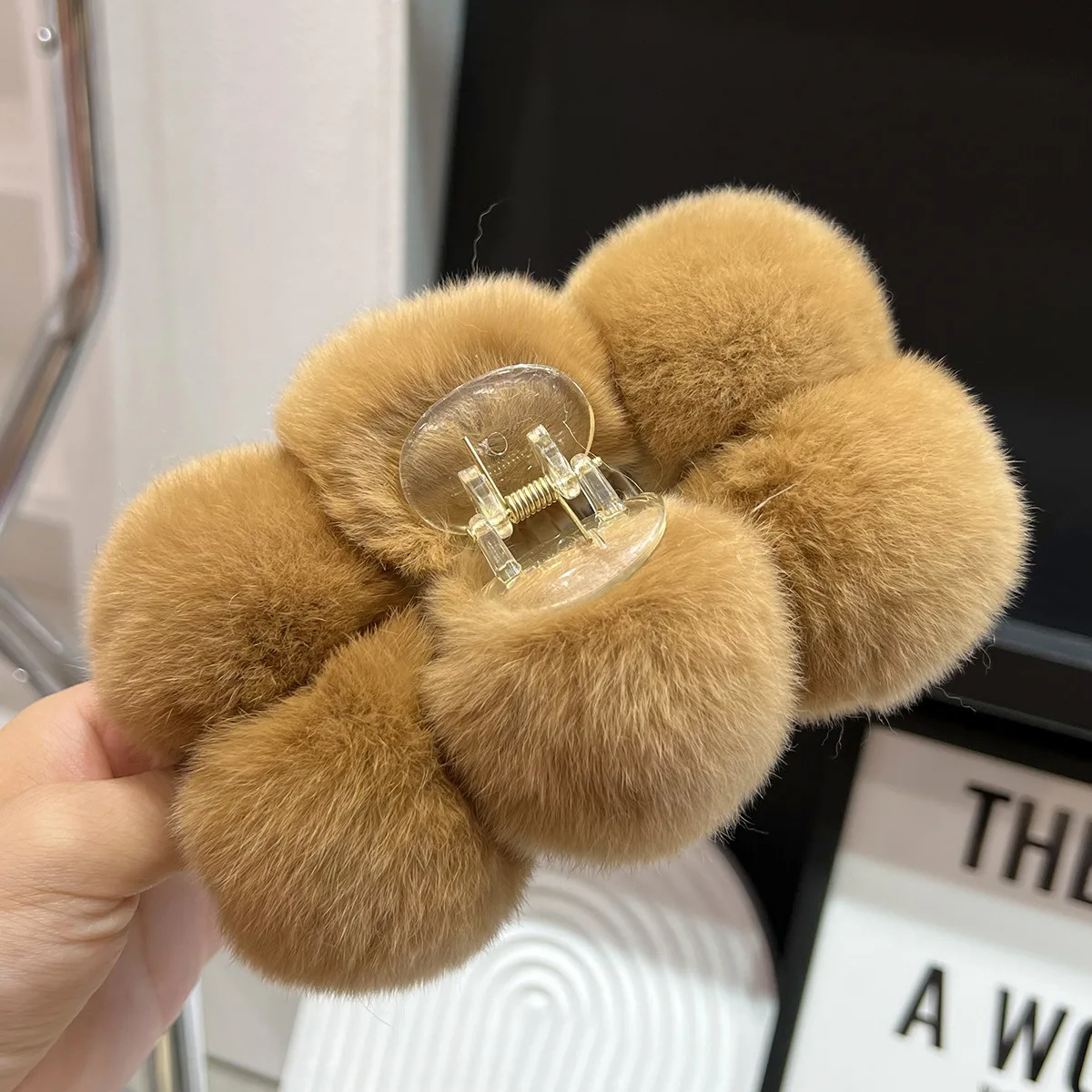 Nueva bola de pelo de conejo lontra, Clip Extra grande, serie de felpa de invierno, Clip de cangrejo moderno y versátil, accesorios para el cabello para mujer: Morado