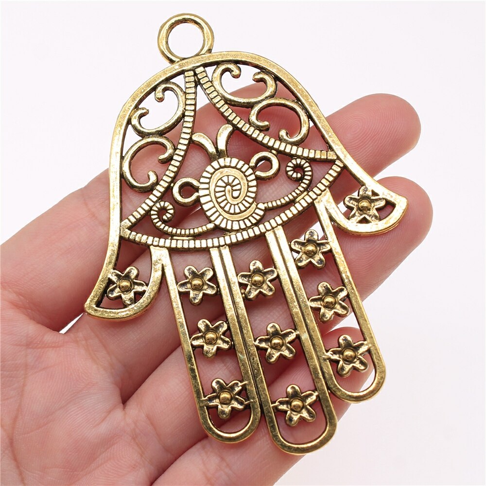 Wysiwyg 1 stk 85 x 62mm hamsa hånd charme med blomster store blomster hånd charms store hule blomster lufthansa hamsa hånd charms: Antik forgyldt