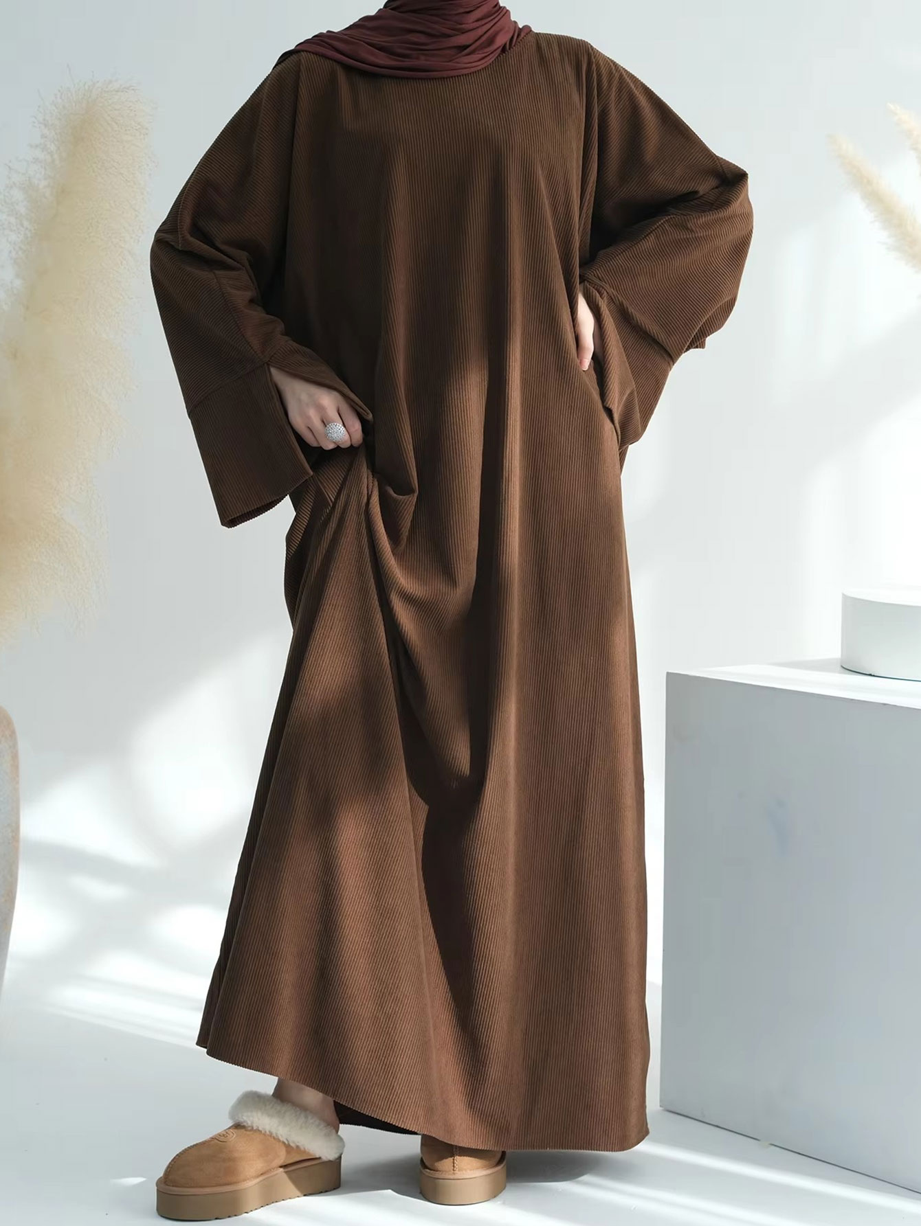Abaya d'hiver musulmane de Style américain saoudien, fentes de manchette, restauration au moyen-orient, froid, automne-hiver, assurant la chaleur et un Look tendance, 2025: Marron
