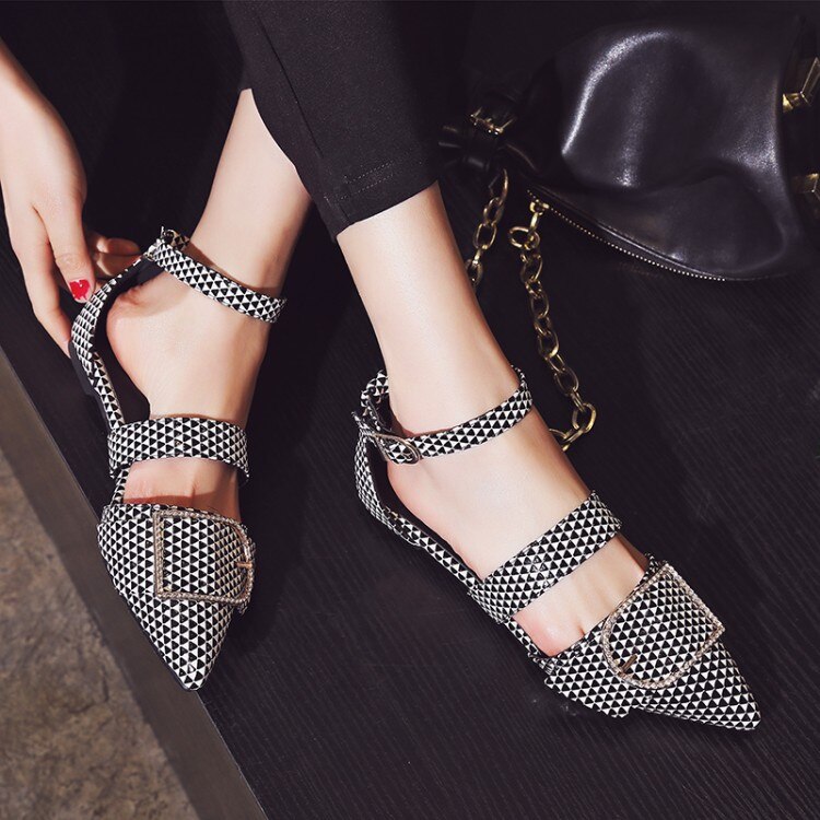 Gran tamaño 11 12 Sandalias planas de verano señoras de las mujeres zapatos de mujer zapatos de una palabra botón para las mujeres de fondo plano de Baotou sandalias